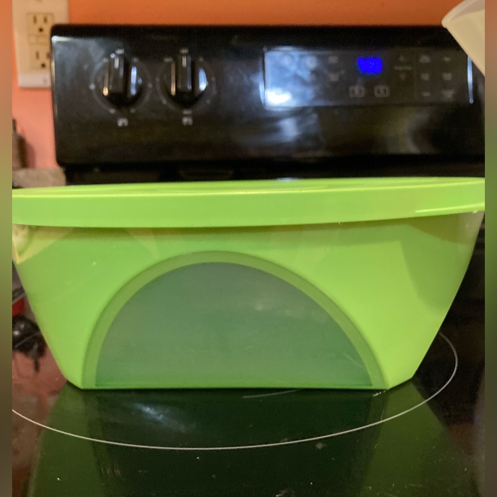 Tupperware Impressions 10.5 cup Bowl with Lid